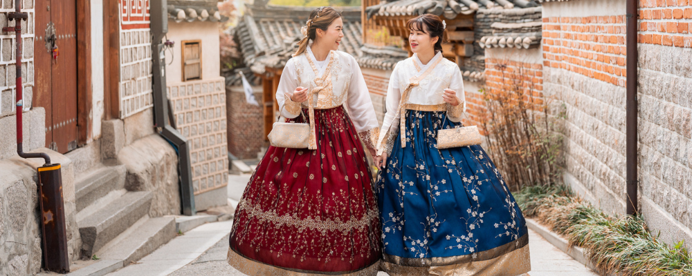 Women in traditional Korean outfits